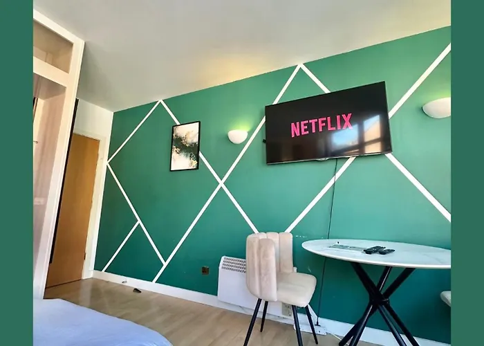 Britannia Light Night Haven Апартаменти *